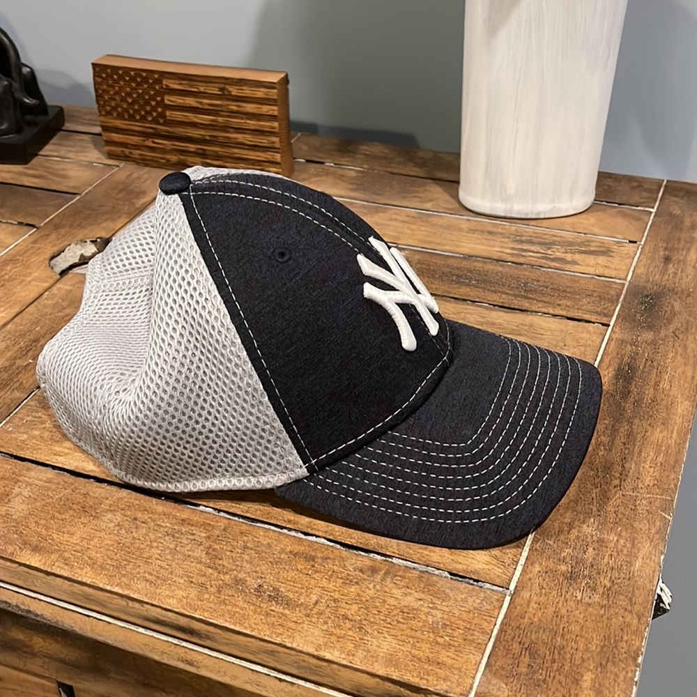 New York Yankees 9FORTY Adjustable Hat - Like New! - Picture 4 of 4